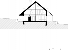 Řez: dům je kombinací tří různých systémů. Monolitický stěnový železobeton v suterénu, v přízemí převážně CLT panely vyztužené betonovými jádry, krov je z masivní trámové konstrukce zavětrované CLT panely