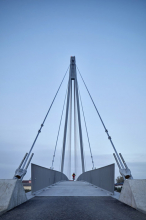 Mostovka je vedena ve výškovém oblouku s poloměrem 777 metrů, sestavena je z přímo pochozích prefabrikátů z UHPFRC