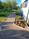 Ukládka betonu do zahrady bez obrubníku pro plynulý přechod na travnaté plochy