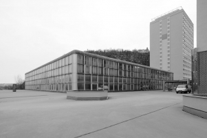Návrh přestavby původní menzy pro Fakultu humanitních studií Karlovy univerzity zachoval její tvar, podlažnost i proporce