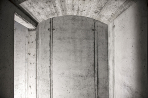 Interiér památníku je realizován jako betonový odlitek