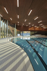 Největší plavecký bazén – „pětadvacítka“ se šesti drahami – je umístěn ve zvýšené části haly s otevřeným výhledem na jižní stranu