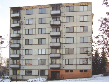 Obr. 42a: Panelový bytový dům s původními balkóny
